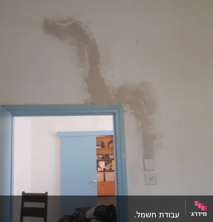 שקע חשמל על קיר עם תיקון טיח